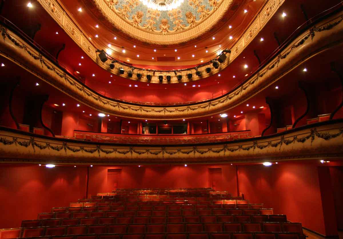 Du theatre. Марсельская опера. Театр Жимназ. Свободный театр в Марселе. Французский театр фото.